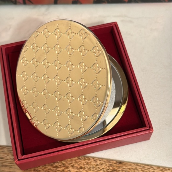Gucci mirror a beautiful woman accessories made by Guccithis is NWOT - Picture 2 of 14
